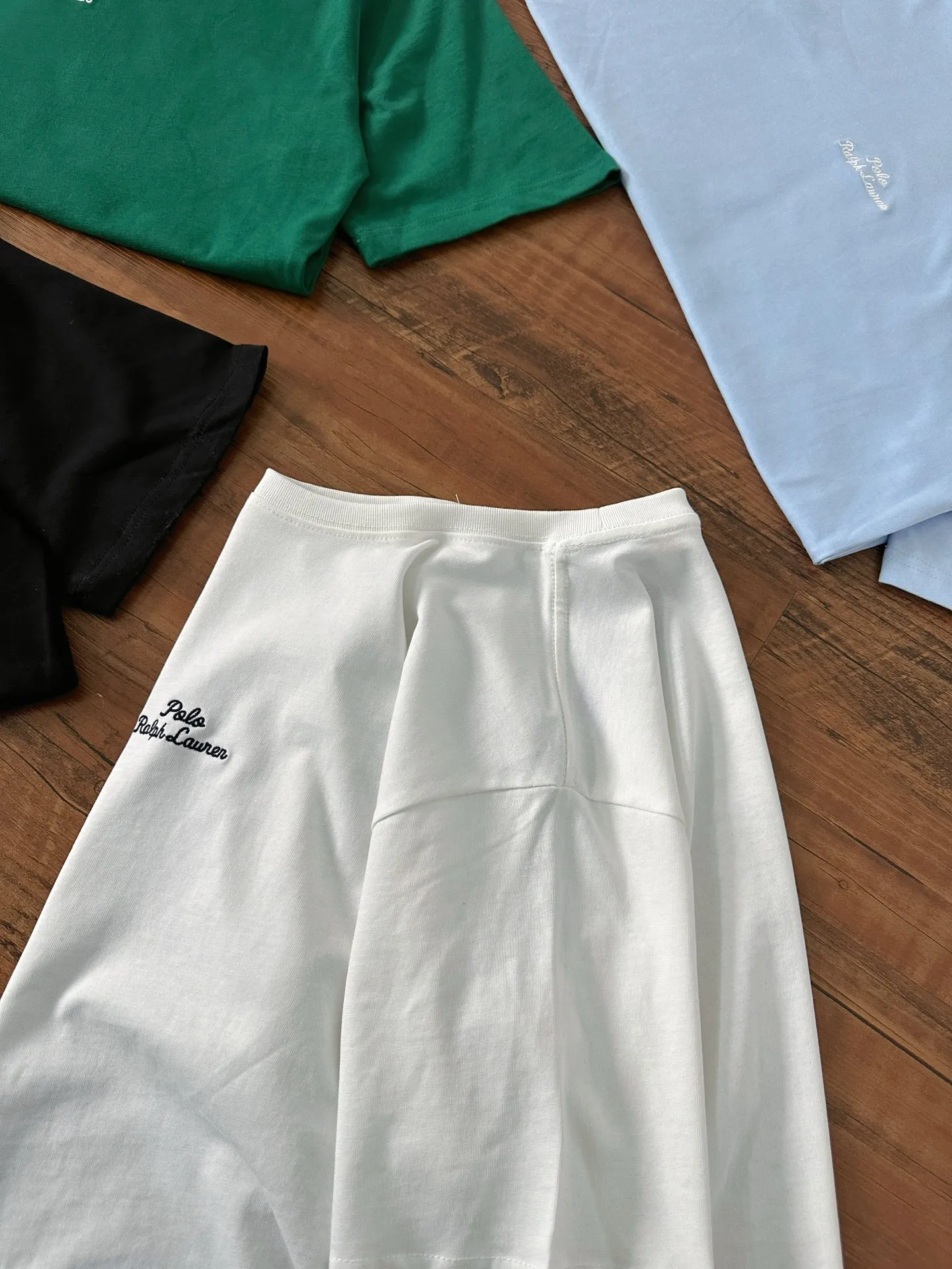 P130 Style number: RL004】Ralph Lauren/Ralph Lauren 25ss summer new round-neck T-shirt with English letter embroidery. The main logo on the neck has a QR code mark, which can be scanned for verification, and the detailed English letter logo embroidery is all high-density, all made by imported Tajima machines, which distinguishes low-quality products on the market. 32 counts, 240g hydrophilic toner, 100% cotton fabric, comfortable and soft, highly breathable, focusing on high-end cost-effectiveness, needless to say good quality. Available in a variety of colors, both boys and girls can try this genderless style, giving them a yuppie tone in no time. Immerse yourself in your leisurely style, and have your own style in retro. Natural, vivid and very French romantic feelings, perfectly integrating youthful atmosphere and trend. Color: Black, White, Green, Colorful Blue Size: S-xL S Shoulder width 44 Bust 104 Sleeve length 23 Clothing length 72 M Shoulder width 45 Bust 108 Sleeve length 24 Clothing length 74 L Shoulder width 46 Bust 112 Sleeve length 25 Clothing length 76 xL Shoulder width 47 Bust 116 Sleeve length 26 Clothing length 78